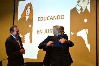 La comunidad educativa ofrece un homenaje al Magistrado Coordinador, en la fotografiael Presidente del TSJ lo felicita.